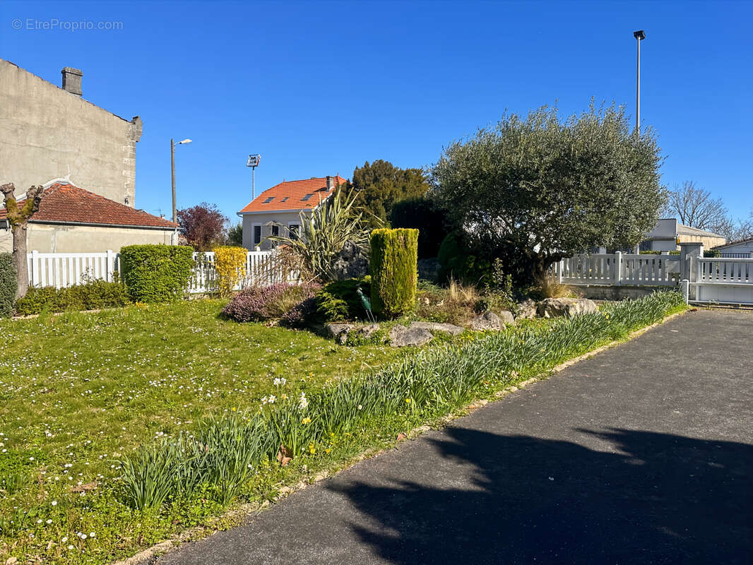 Maison à BARBEZIEUX-SAINT-HILAIRE