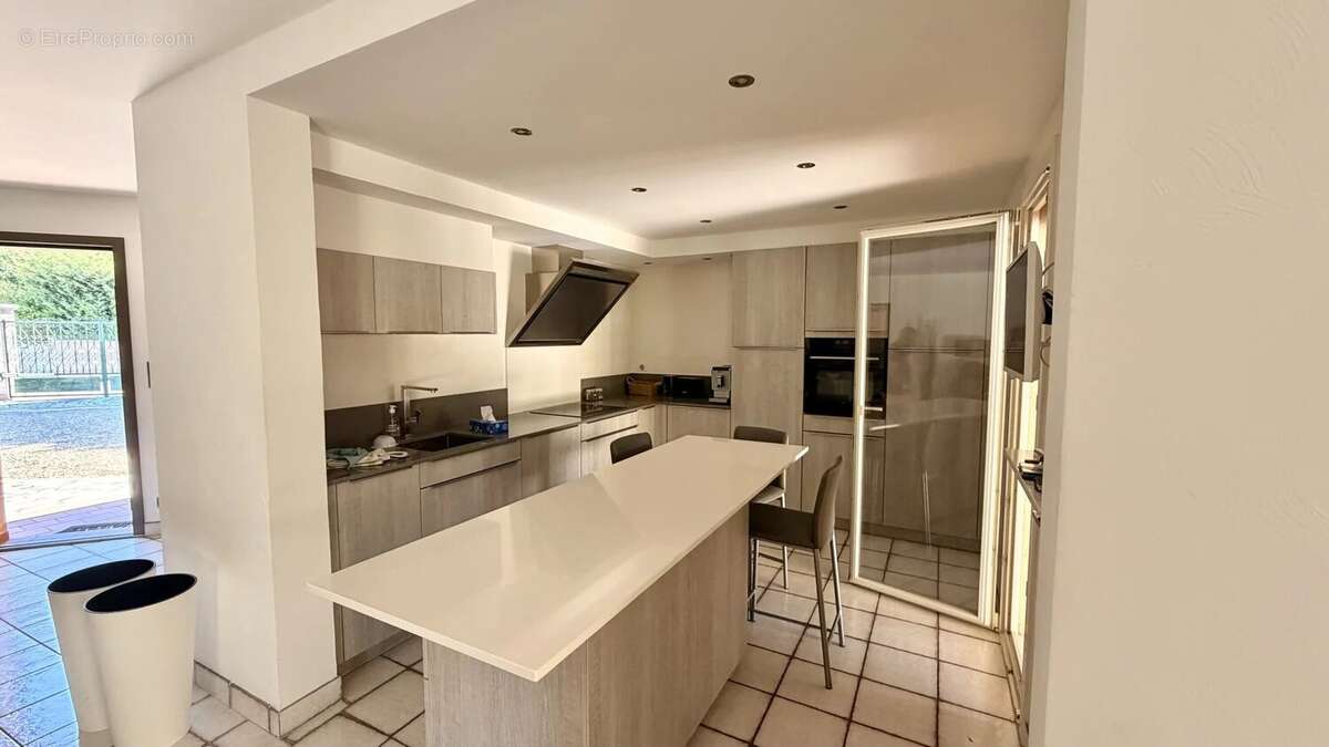 Maison 149 m² à Vitrolles  - photo 4