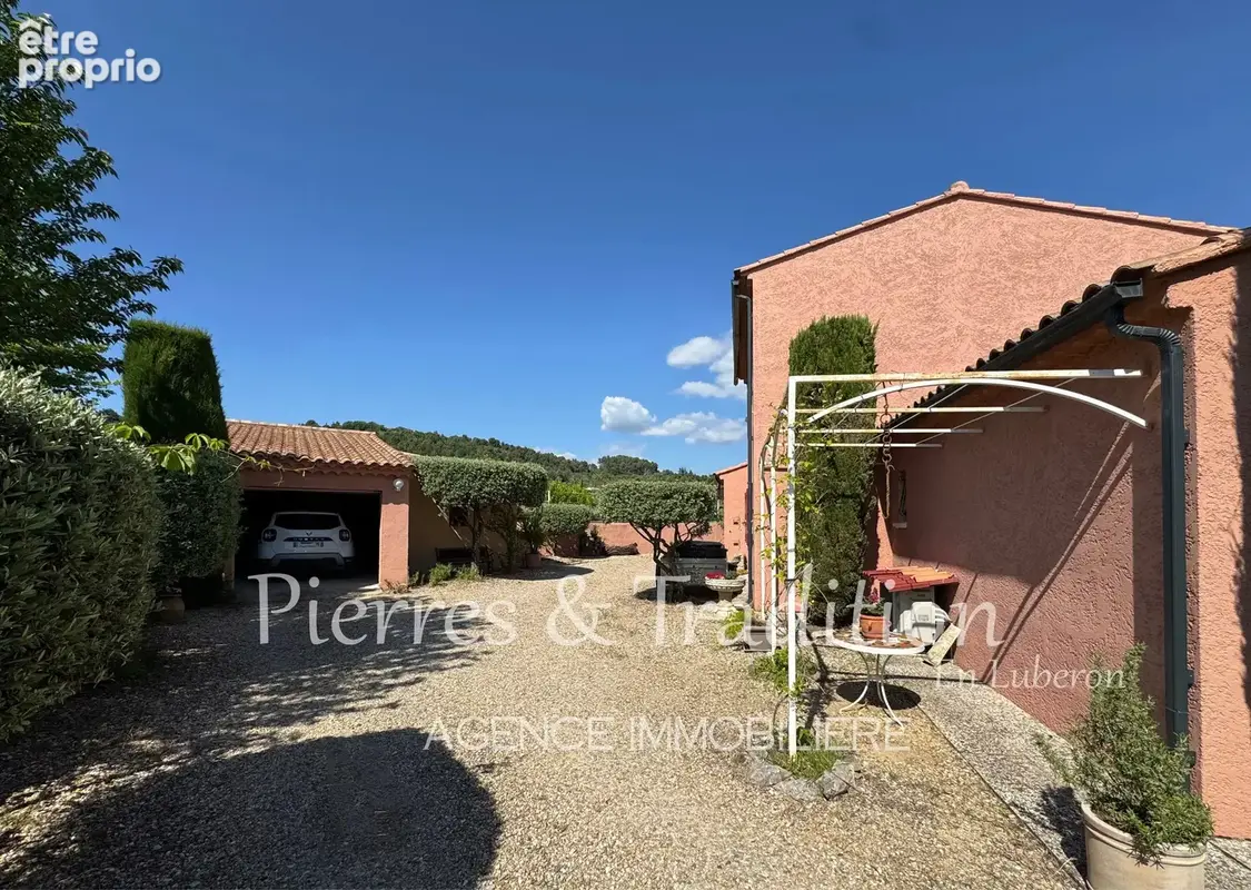 Luberon, belle maison à vendre avec piscine, jardin, garage et jolie vue dégagée - photo 3