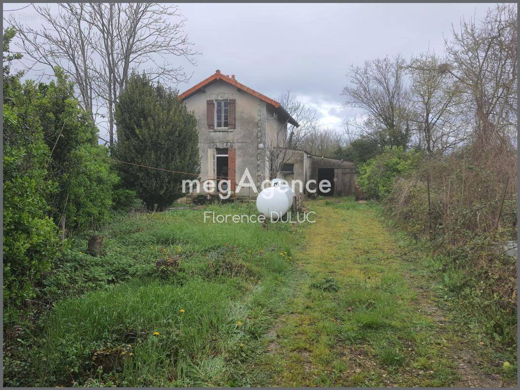 Maison à SAINT-JEAN-D'ANGELY