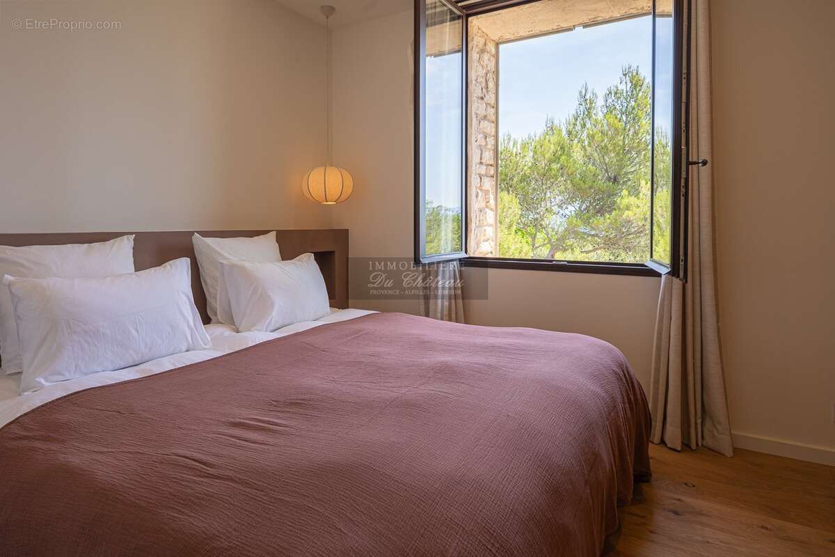 Propriété entièrement rénovée de 6 chambres, bénéficiant d'une vue panoramique, d'un environnement calme et située à proximité i - photo 13
