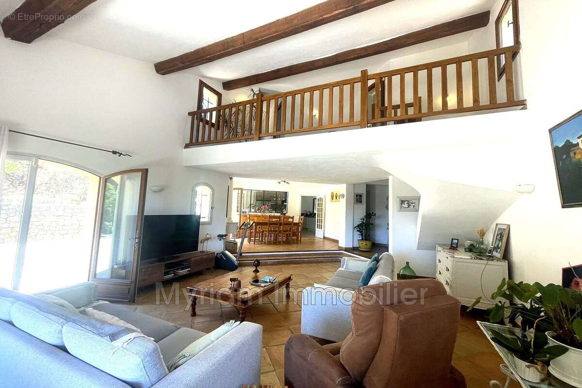 Maison 265 m² à Peymeinade  - photo 6