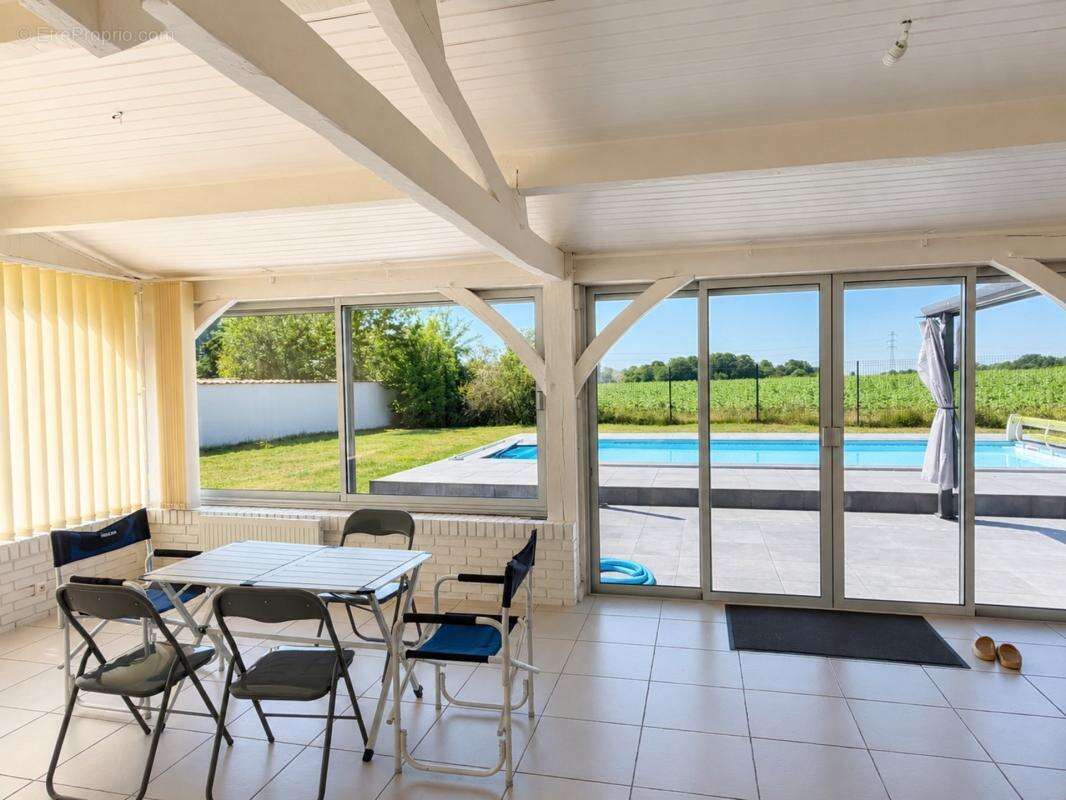 Villa avec piscine dépendances habitables et parc arboré - photo 5