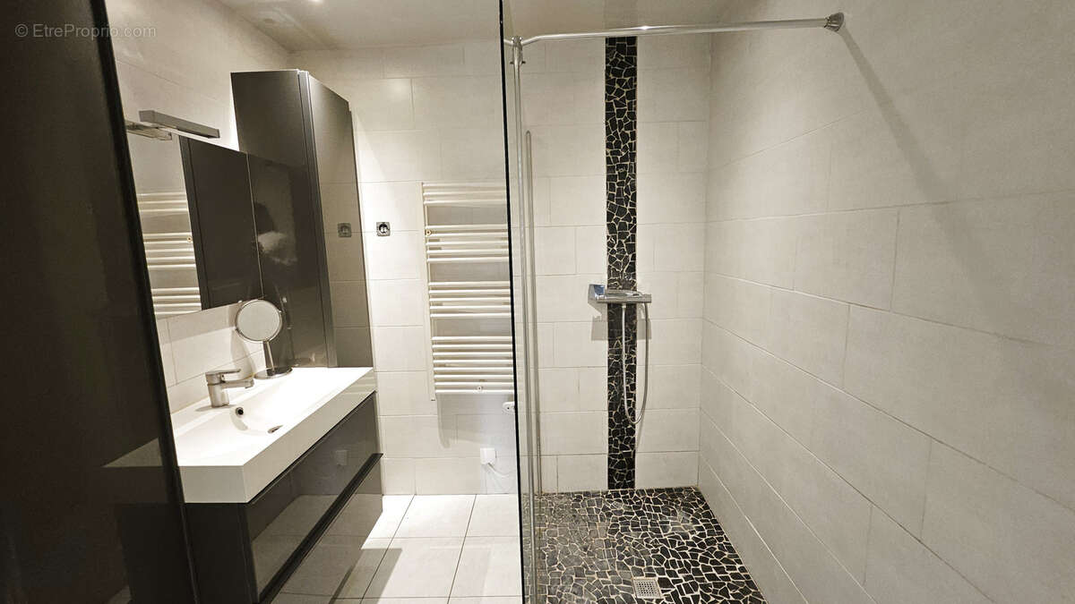 Appartement à SAINT-LAURENT-DU-VAR