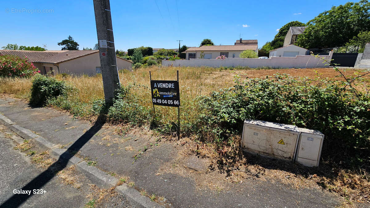 Terrain à CHAMPDENIERS-SAINT-DENIS