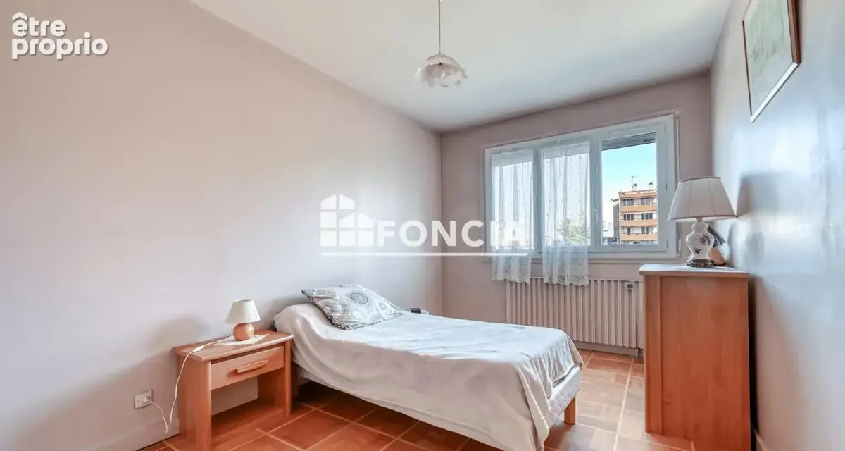 Villeurbanne République Gratte-Ciel -  T4 de 105 m² avec balcon et ascenseur - photo 6