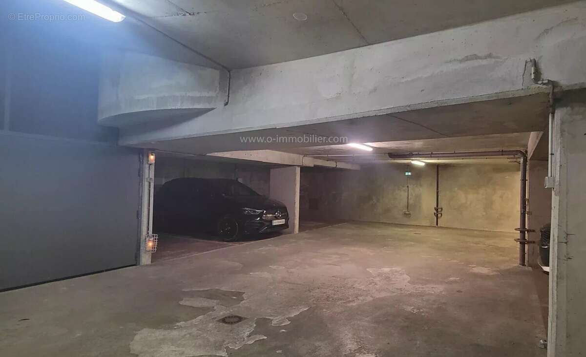 Parking à PARIS-11E