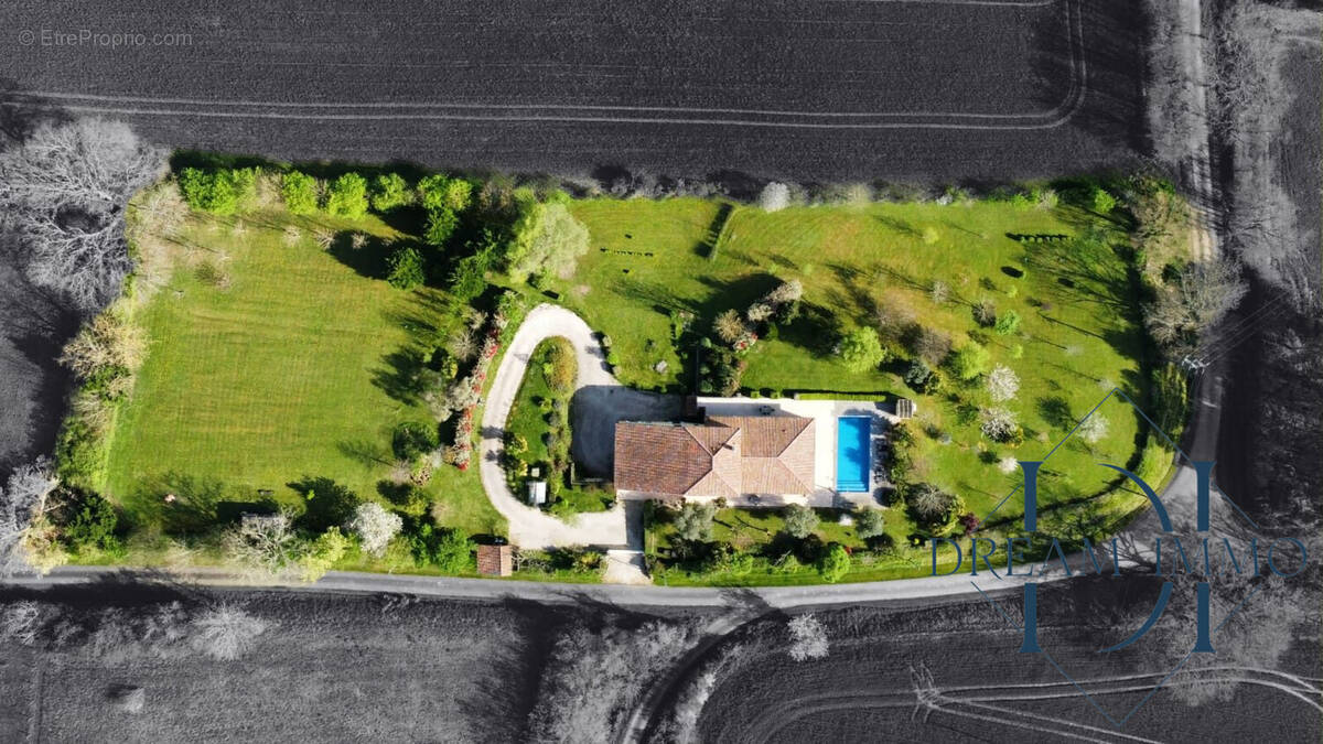 Maison à VIC-FEZENSAC