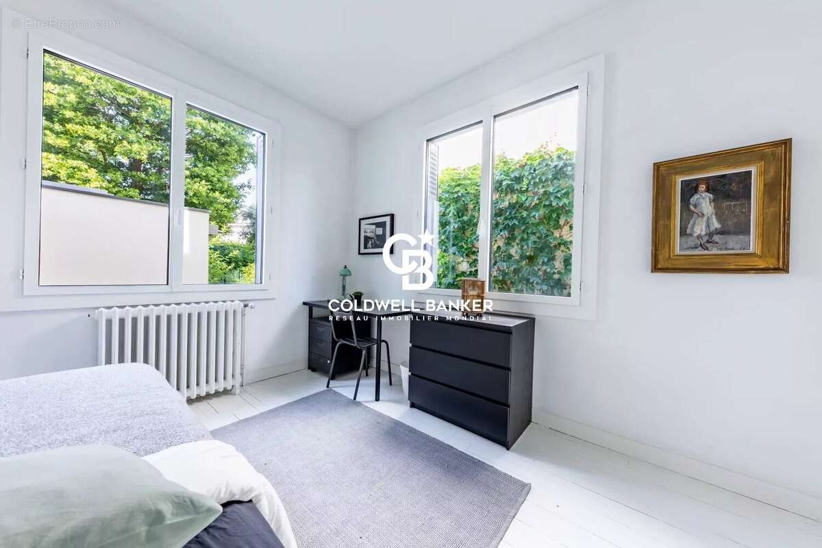 Maison à MARNES-LA-COQUETTE