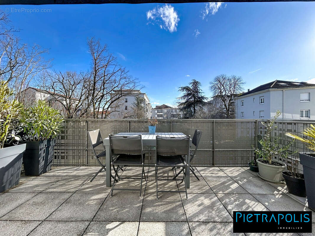 Appartement à MEYZIEU