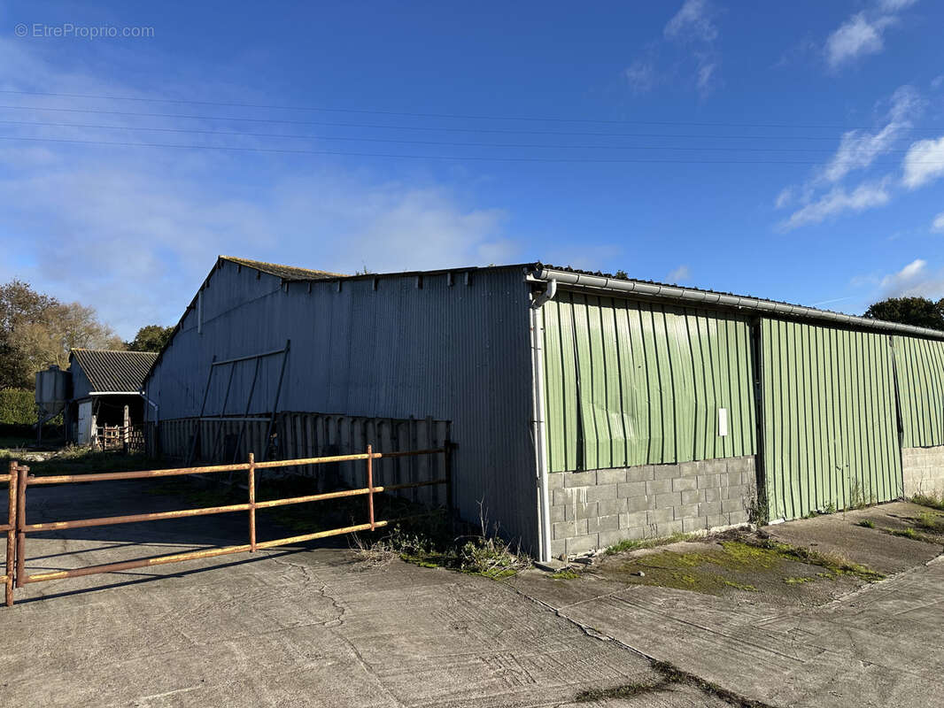 Parking à SAINT-LORMEL
