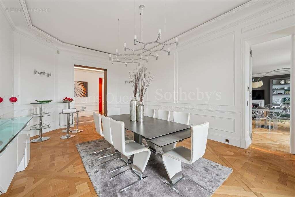 Appartement à PARIS-16E