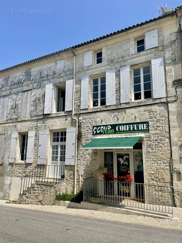 Commerce à SAINT-SAVINIEN