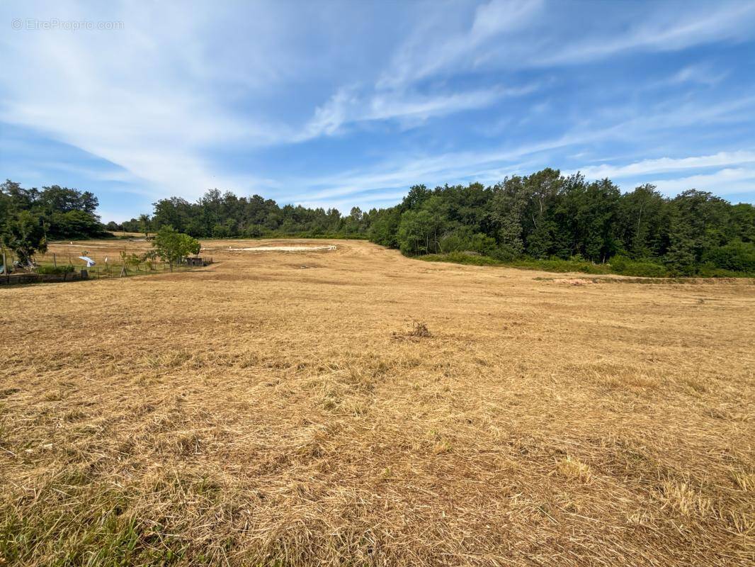 Terrain à NOTRE-DAME-DE-SANILHAC