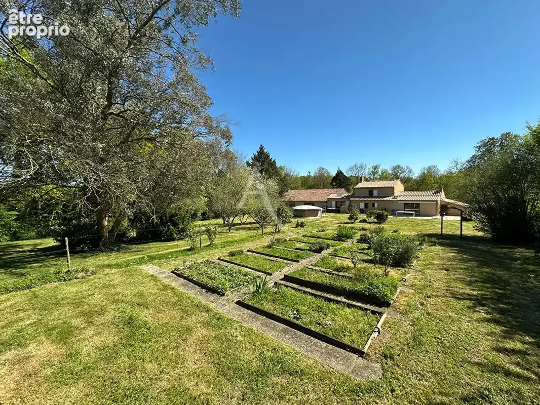 Maison en pierre de 222m² à vendre en campagne à proximité d'AIZENAY avec piscine et grange - photo 18