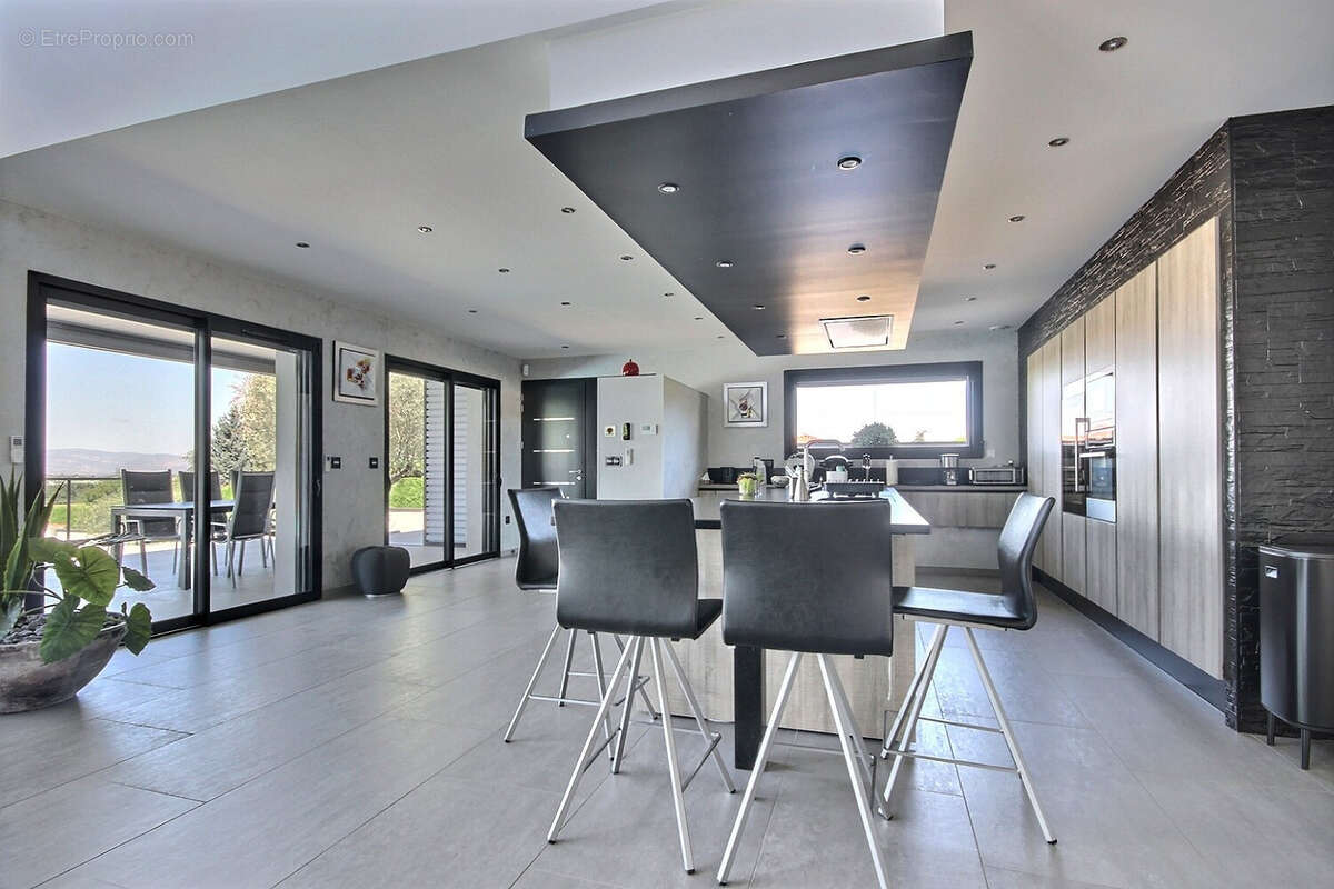 Maison à SAINT-BONNET-LES-OULES