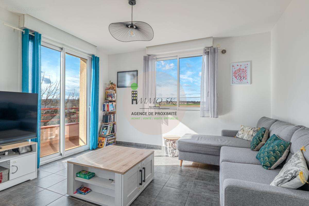 Appartement à NEYRON