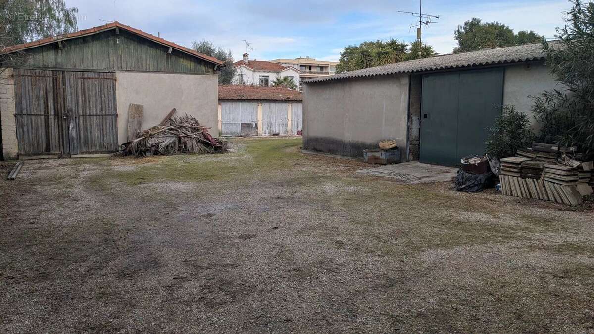 Terrain à VALLAURIS