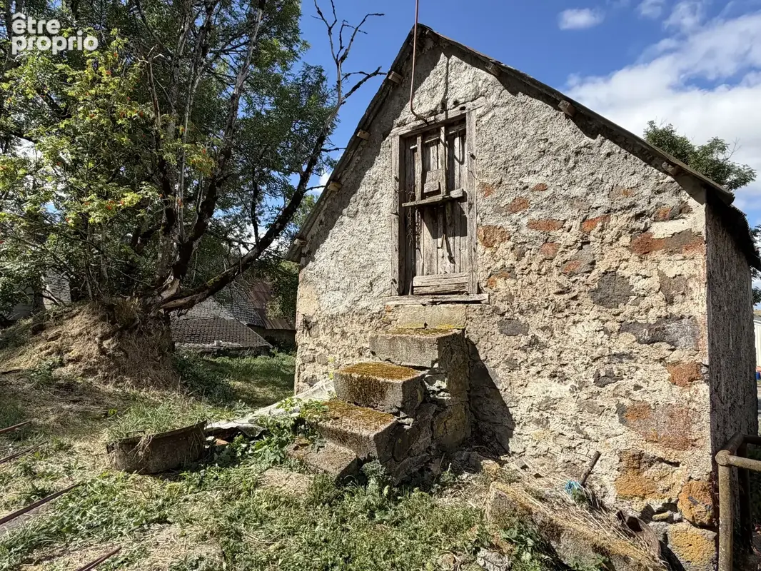 Montgreleix   Maison avec grange, écurie et dépendances sur 925 m2 de terrain - photo 3