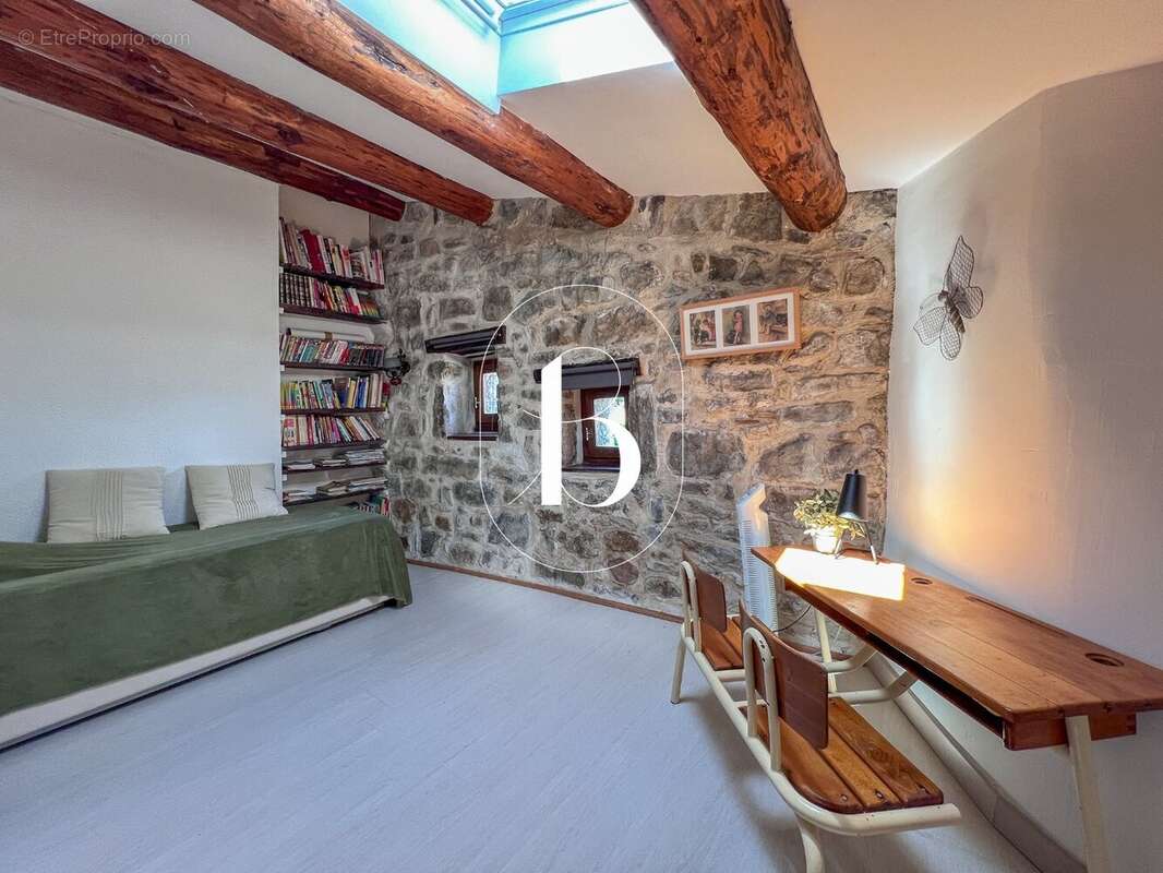 Maison 350 m² à Bessas  - photo 17