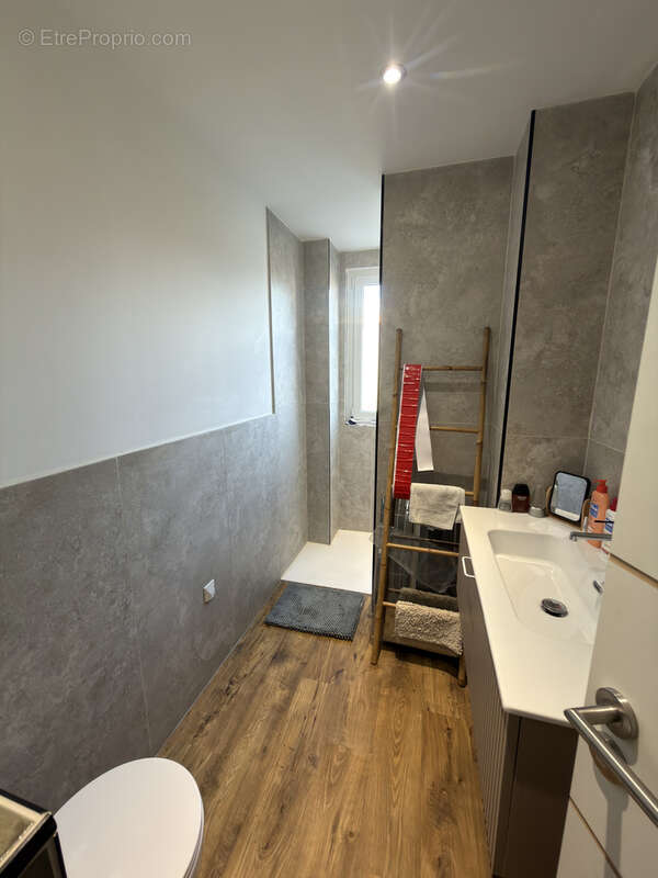 Appartement F3 rénové en centre ville - photo 4