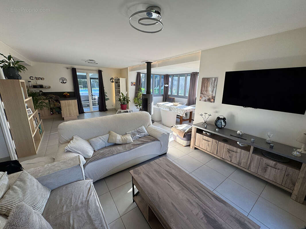 Jolie maison récente et  familiale avec piscine chauffée  3' Montfort l 'Amaury  6 pièces  175 m2 - photo 3