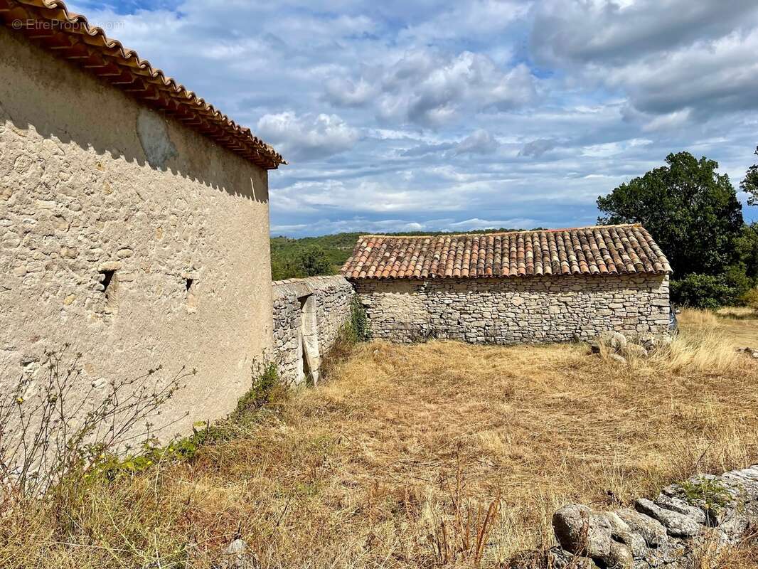 A vendre Bâtisse en pierre rénovée de 235 m² habitables et ses dépendances de 300 m2 - Terrain de 100 000,00 m² - photo 4