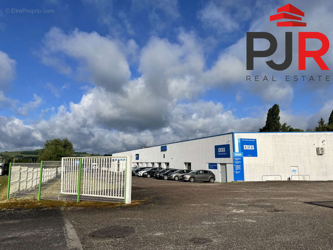 Commerce à LESMENILS