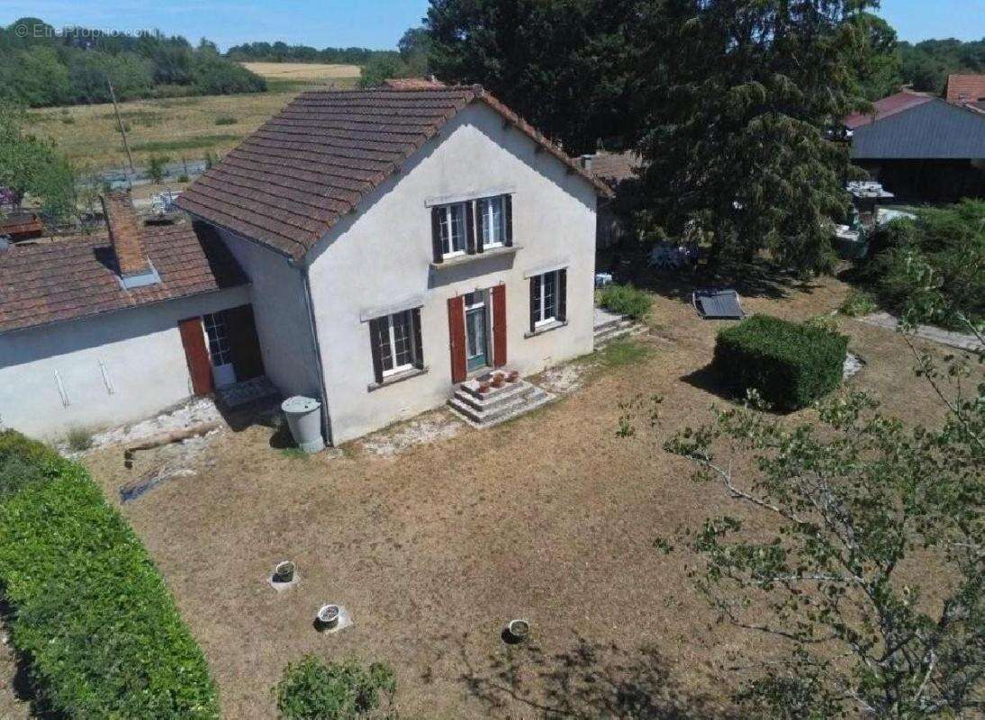 Maison 168 m² à Champagne-Mouton  - photo 2