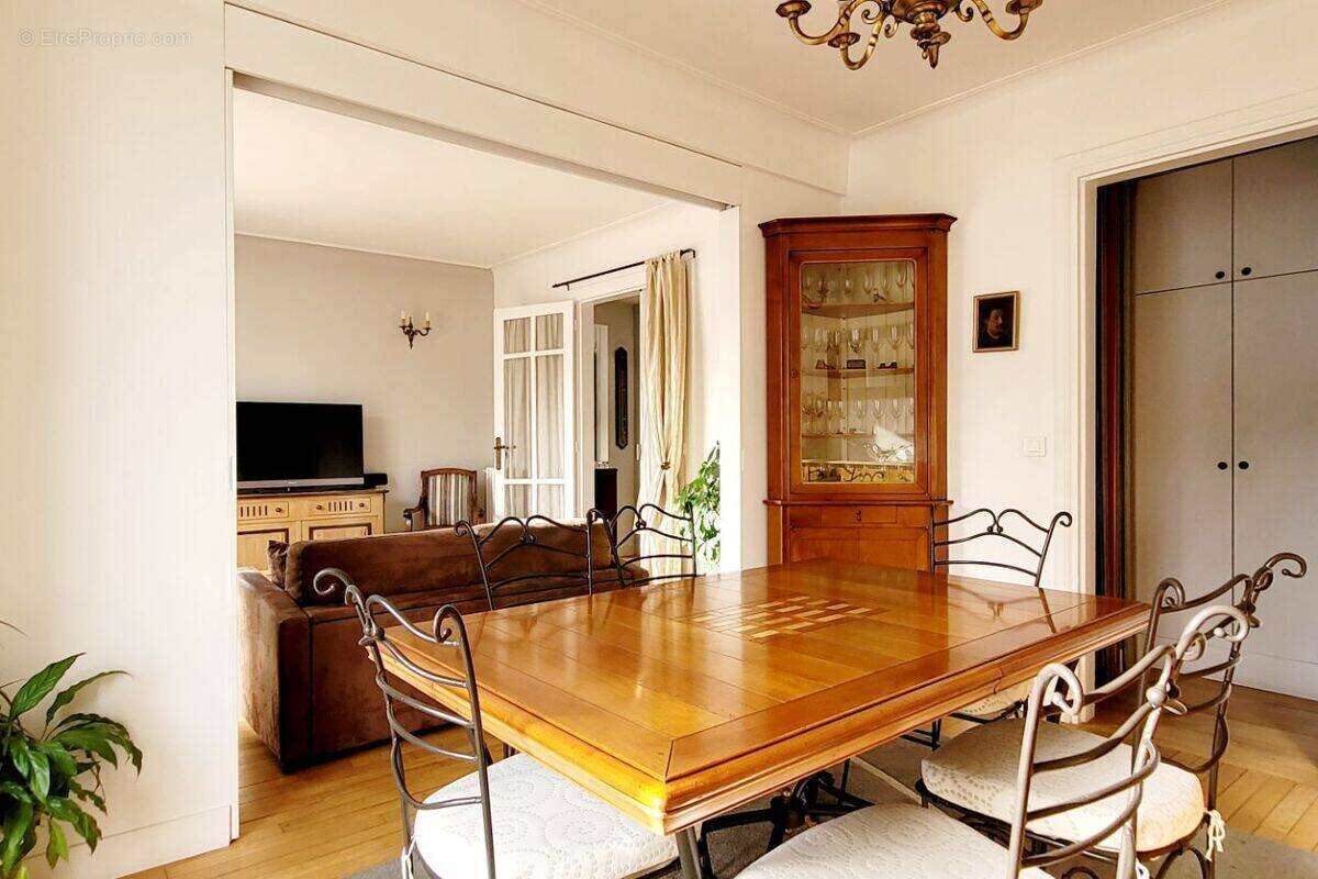 Appartement à PARIS-16E