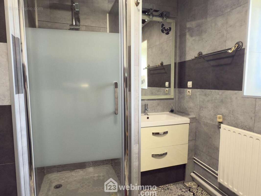 ? un salle de douche? - Maison à LA MENITRE