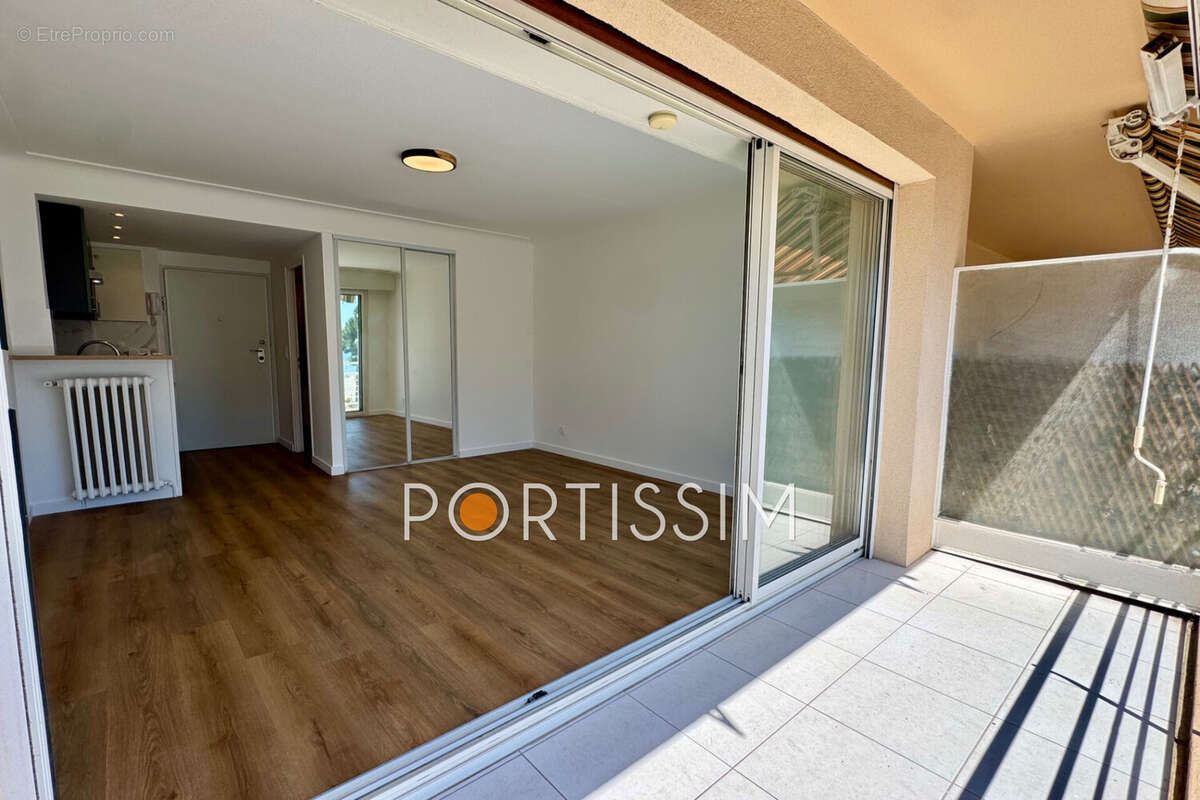 Appartement à SAINT-LAURENT-DU-VAR