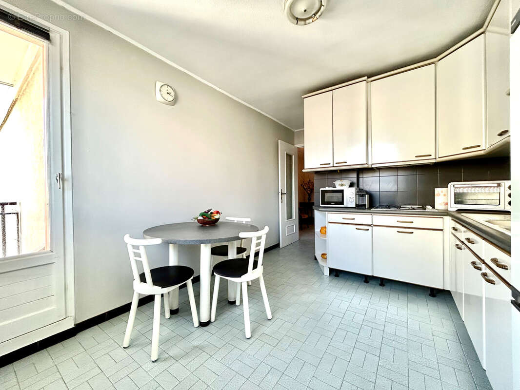 GRENOBLE - T2 de 55m2 en étage élevé avec grand balcon et garage en sous-sol. - photo 11