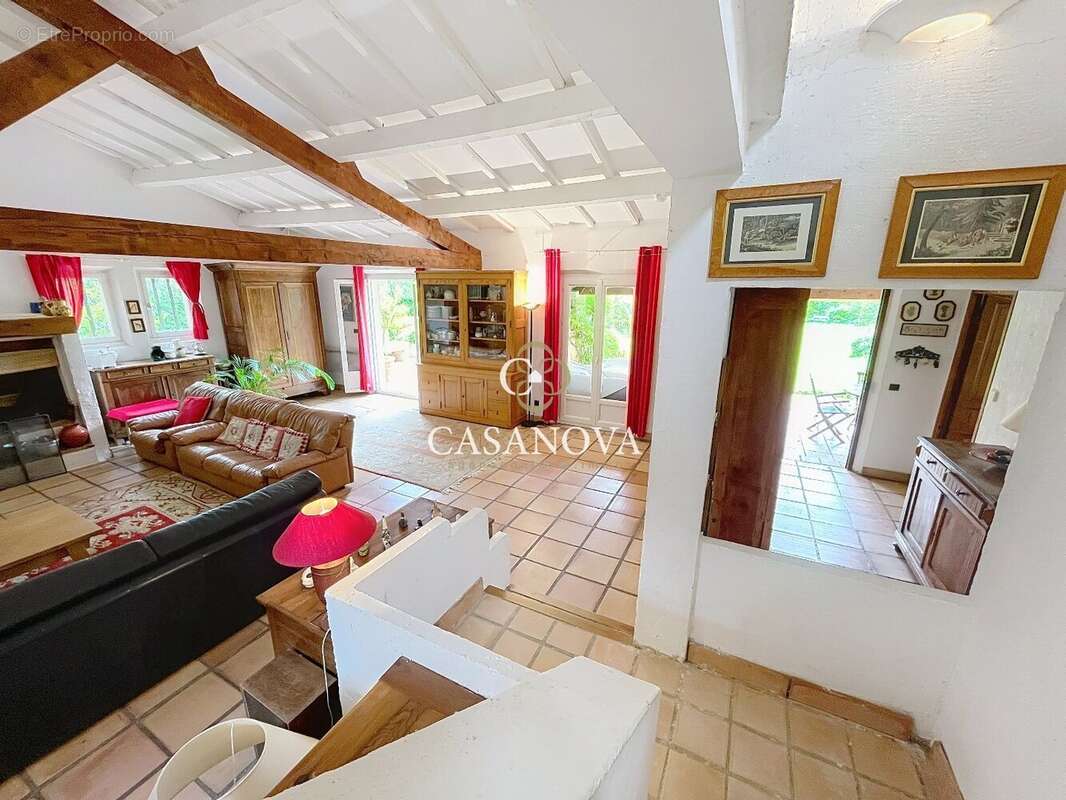 Aux portes de PEZENAS, maison de caractère sur un superbe terrain CONSTRUCTIBLE et DIVISIBLE de 3300 m². A 25 mn du bord de MER, - photo 3