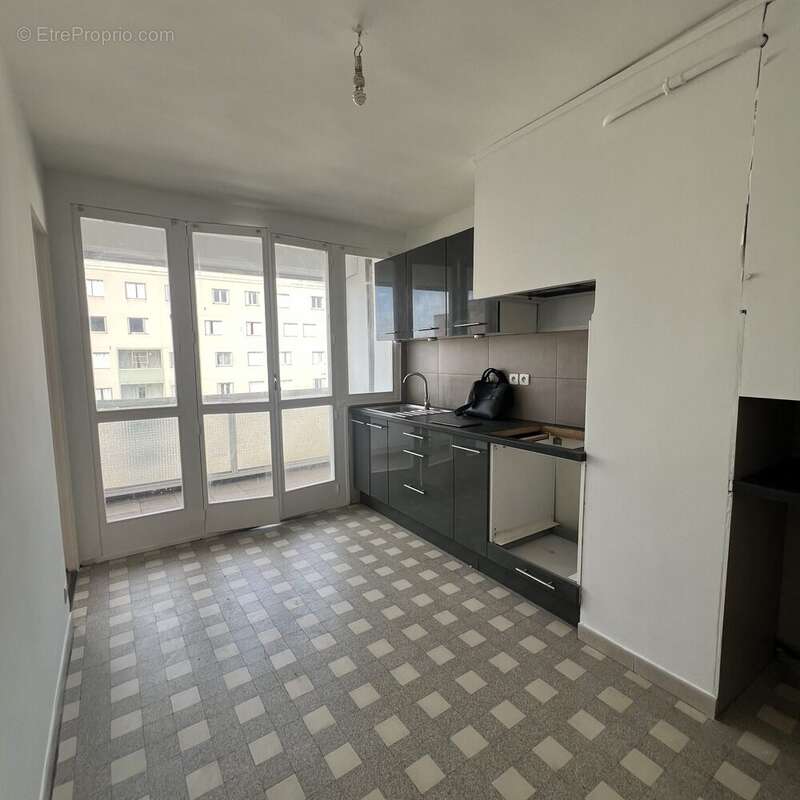 Appartement à MARSEILLE-4E