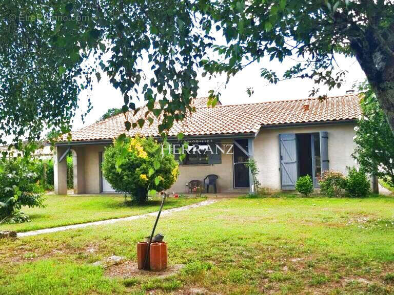 Maison à COUTRAS