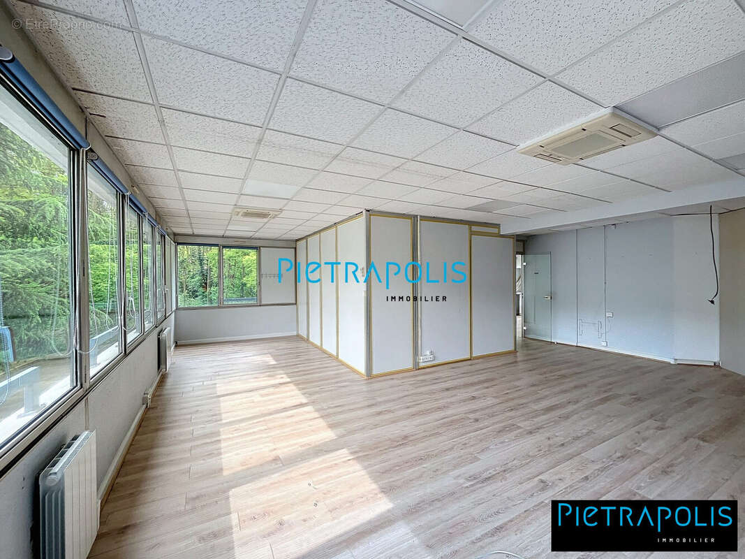 Bureau 76m² - Commerce à LISSIEU
