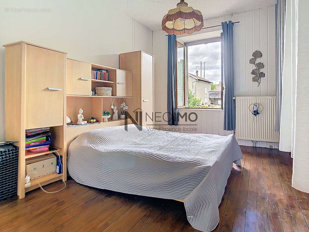 Maison à NEUFCHATEAU