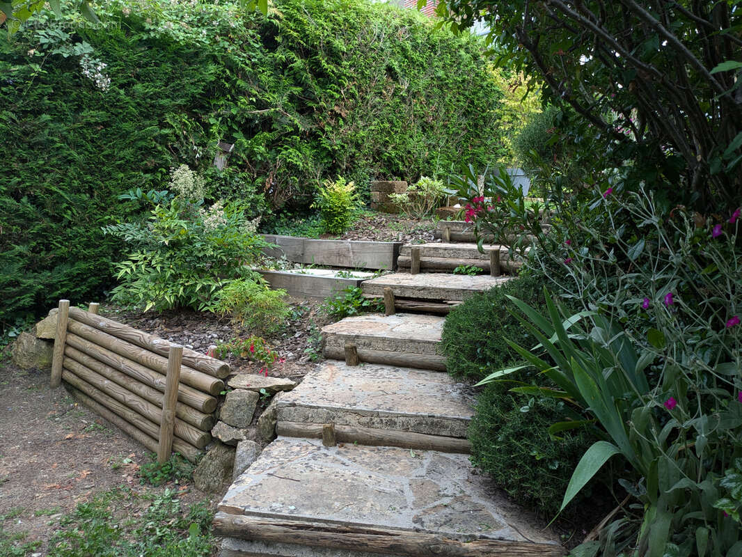 Appartement à SAINT-GENIS-LES-OLLIERES