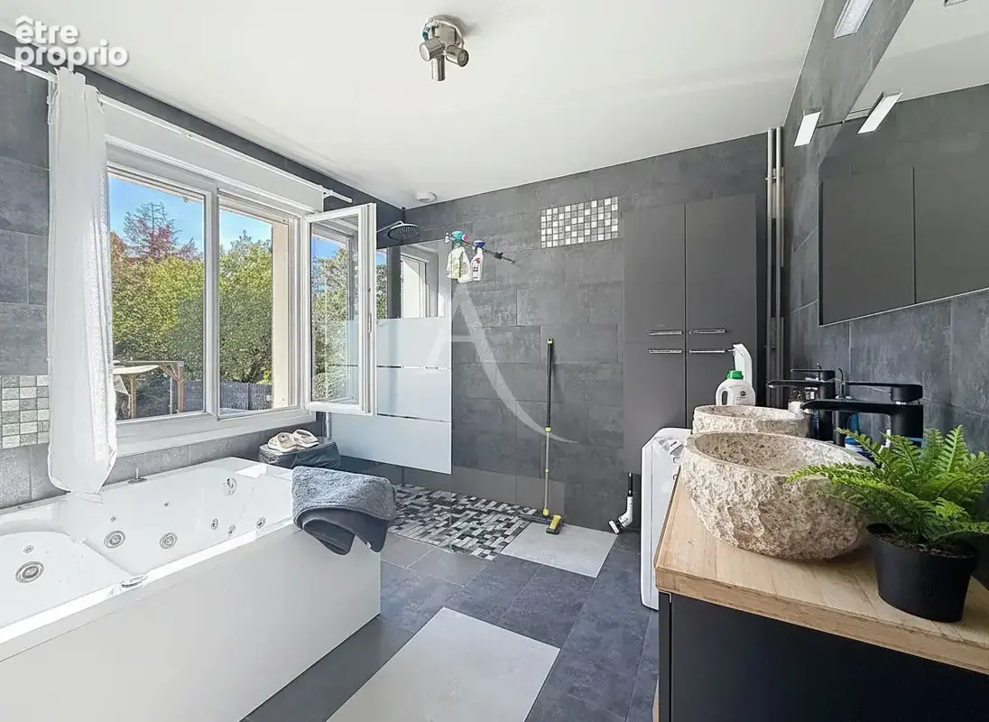 Maison entièrement rénovée avec piscine chauffée et grands garages - photo 5