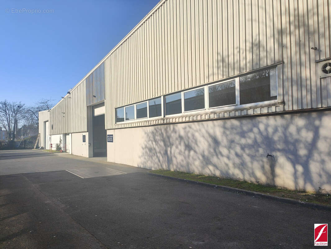 Commerce 4000 m² à Saint-Fargeau-Ponthierry  - photo 2