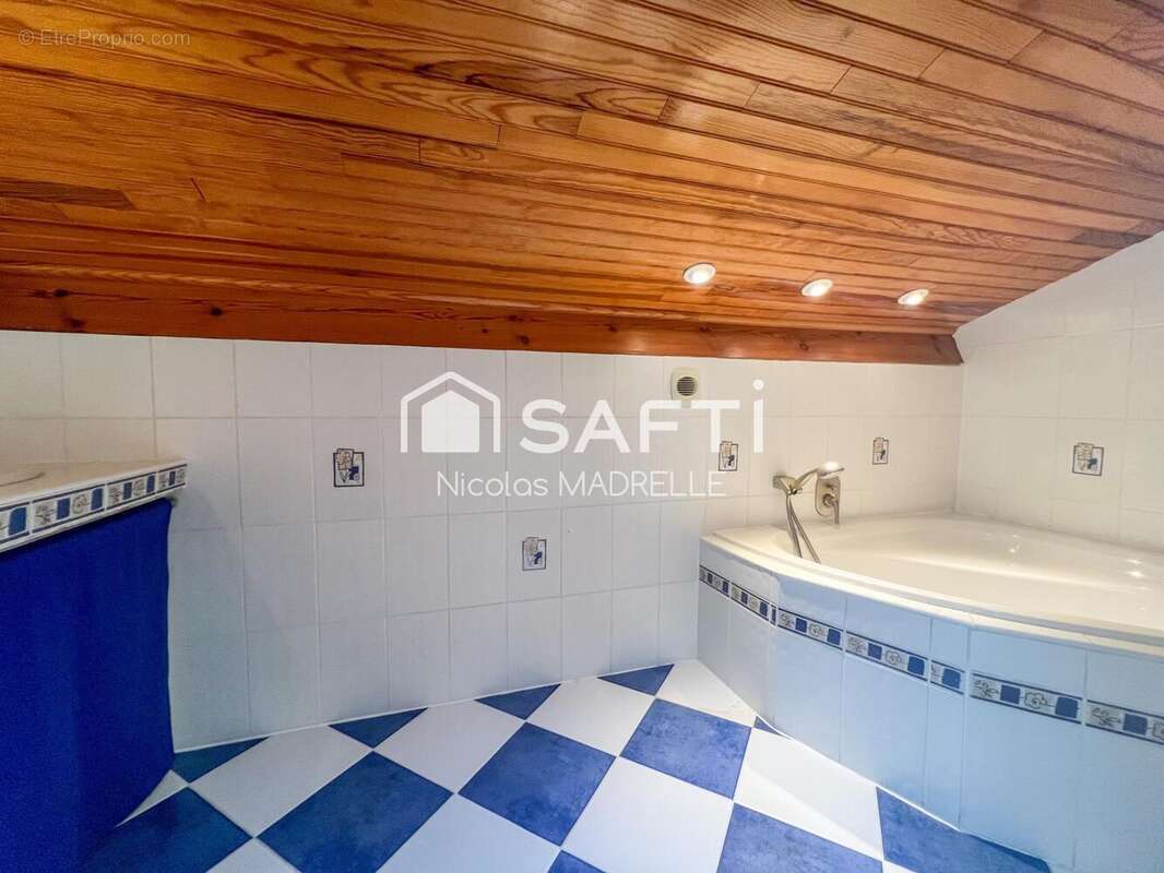 Maison 200 m² à Ambares-Et-Lagrave  - photo 9