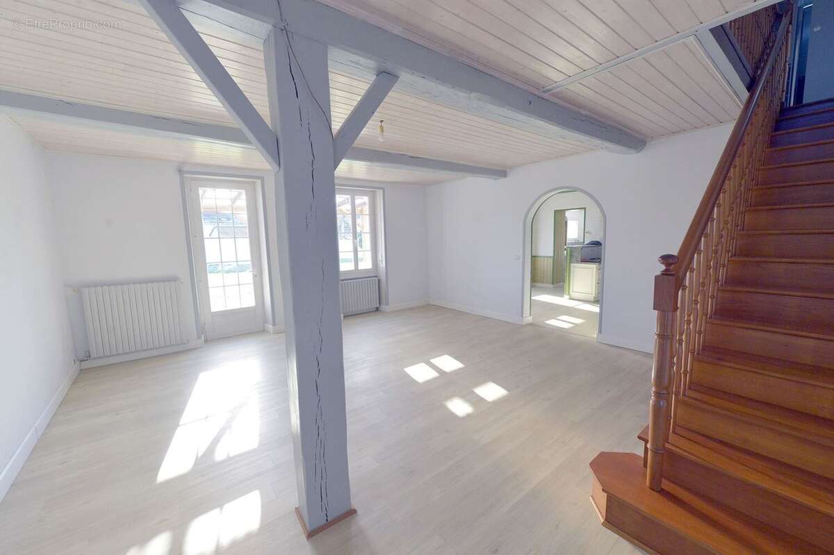 Maison 190 m² à Corme-Ecluse  - photo 2