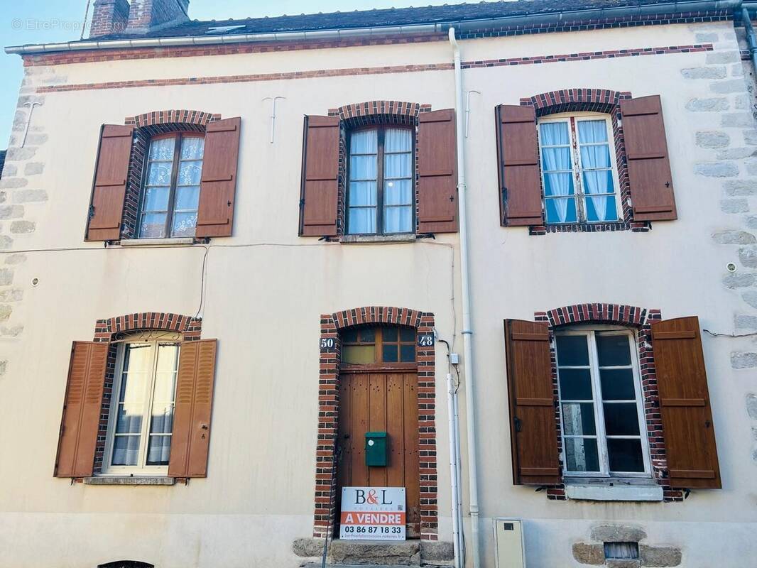 Maison à VILLENEUVE-SUR-YONNE