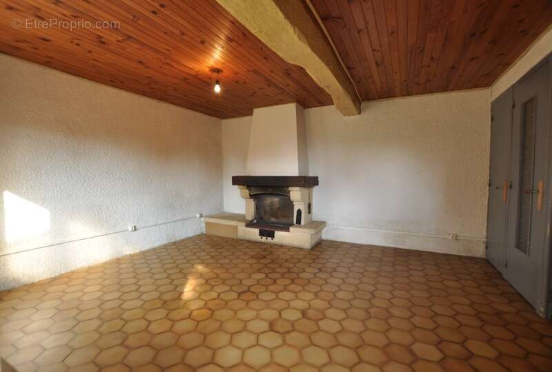 Maison à LAPEYROUSE-MORNAY