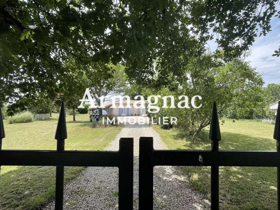 Maison à VIC-FEZENSAC