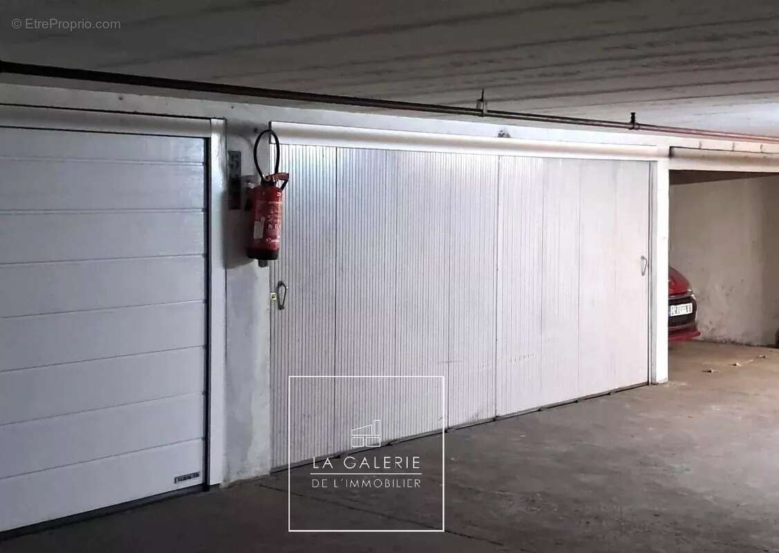 Parking à PARIS-16E