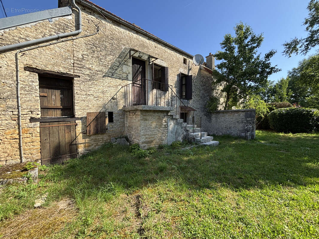 Maison à MONTLIOT-ET-COURCELLES