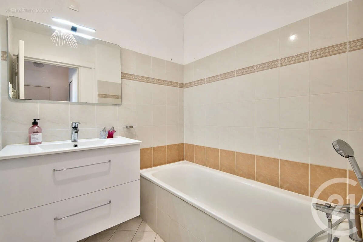 Appartement à SAINT-LAURENT-DU-VAR