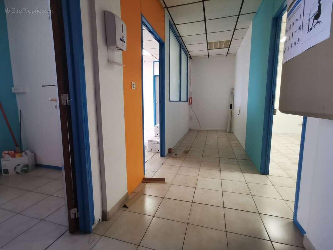 Commerce 114 m² à Le Lamentin  - photo 5